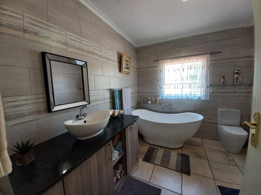 3 Bedroom Property for Sale in Safari Gardens North West